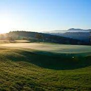 Die Auswahl an Golfplätzen rund um das Burghotel Staufeneck ist groß.