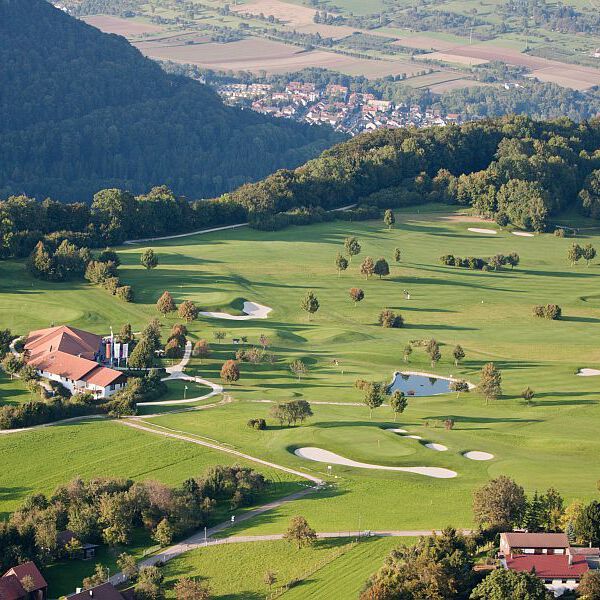 Die Auswahl an Golfplätzen rund um das Burghotel Staufeneck ist groß.