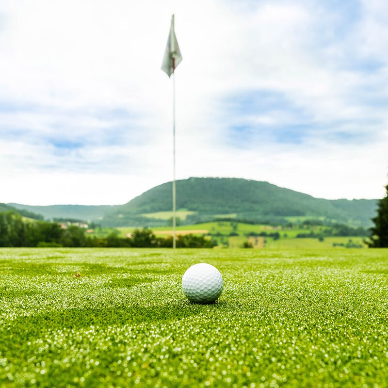 Die Auswahl an Golfplätzen rund um das Burghotel Staufeneck ist groß.