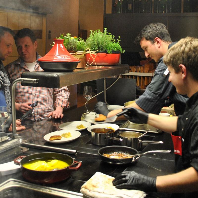 Gemeinsames Kochen bei einem Kochkurs oder Teamevent.