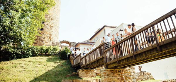 Über den Burggraben hin zum Restaurant.