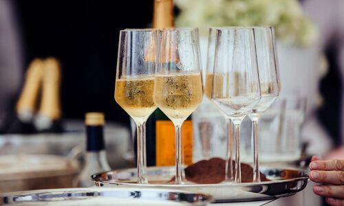 Anstoßen und Feiern im Burghotel Staufeneck.