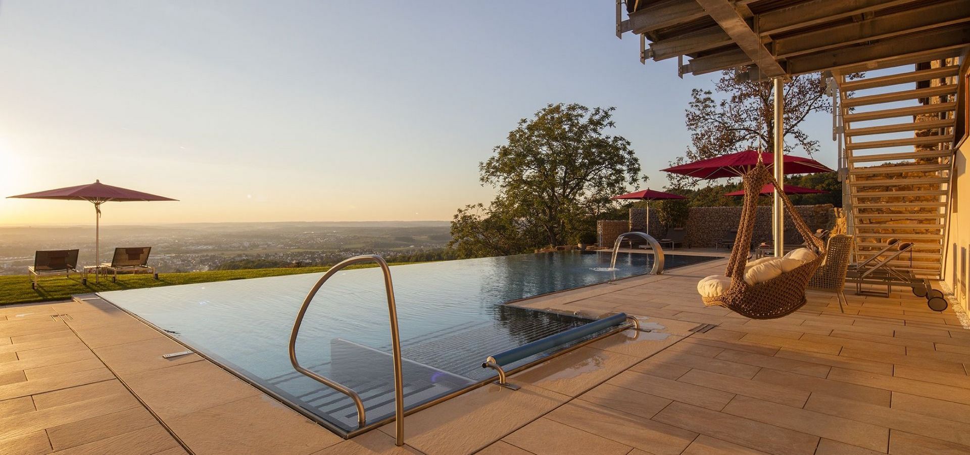 Panorama-Außenpool im Burghotel Staufeneck.