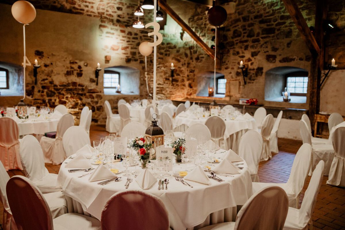 Mit bis zu 100 Personen in der Scheune feiern.