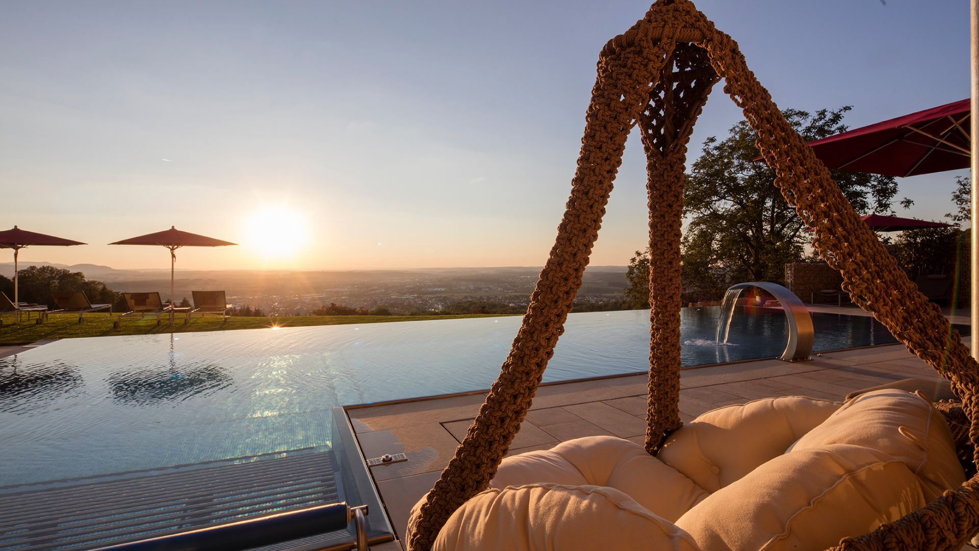 Beheizter Panorama-Außenpool im Burghotel Staufeneck.