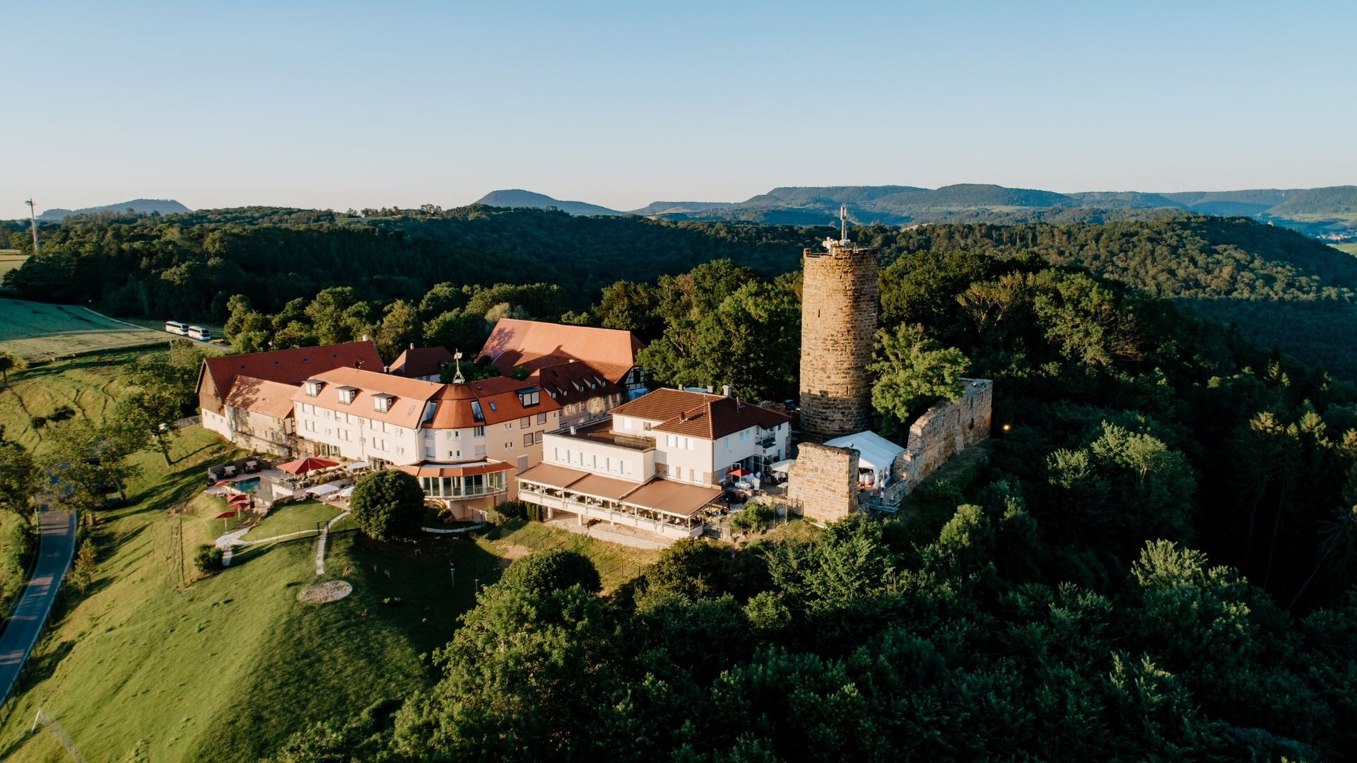 Drohnenaufnahme im Burghotel Staufeneck.