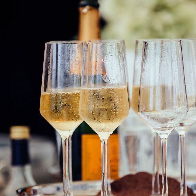 Anstoßen und Feiern im Burghotel Staufeneck.